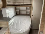 2024 - Fendt Bianco Activ 445 SFB   Fendt  med franskseng og rundsiddegruppe fra Hinshøj Caravan A/S - 4