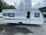 2022 - Adria Adora 572 UT Alde   Adria Adora 572 UT årg. 2022, 4 sovepladser, 5 siddepladser. Mover, El-støtteben, Duo Control, Gasalarm, Opbevaringskasser i gaskassen.