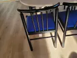 Spisebord med sorte stole - 3