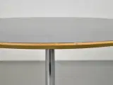 Rundt cafébord med grå laminat og filt på undersiden - 5