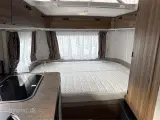 2023 - Eriba Touring 430 Legend   Lækker rejsevogn med fast dobbeltseng fra Hinshøj Caravan - 2
