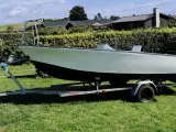 Jolle med styrepult, trailer og 15 HK påhængsmotor