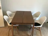 Spisebord med stole
