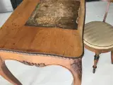 Reserveret - Antikt skrivebord i nøddetræ med stol