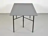 Mødebord fra ferm living med grå plade og sort stel - 2