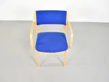 Farstrup konference-/mødestol i bøg med blåt polster, med armlæn - 5