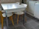Spisebord med 4 stole