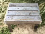Bord af genbrugstræ fyr