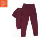Sæt med T-shirt og cargo bukser i bordeaux fra Nike (str. 134) - 2
