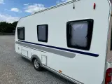 Adria adora 472 lu m/ enkelte senge med udtræk - 2