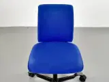 Häg h05 kontorstol med blå polster og sort stel - 5
