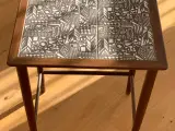 Kakkelbord i teaktræ.