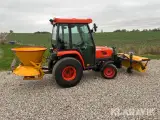Traktor Kubota STV36 med kost, saltspreder og sneplov - 2