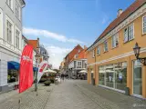Hjørnebutik på gågaden i Nyborg. Mindre butik og stor facade. - 5