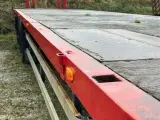 Schmitz Fladtrailer med hydraulisk udskud på bagramme - 5
