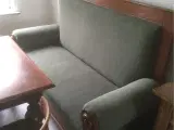4 stole 1 bord og en sofa