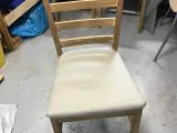  8  spisestuestole