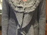 Lang grå cardigan med flot pelskrave
