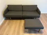 3-personers grå sofa med puf