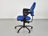Savo kontorstol i blå med sorte armlæn - 2
