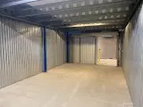 Rummeligt lager i gadeplan med port - bil kan køres helt til lager - 2