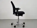 Häg h05 5600 kontorstol med sort/blå polster, høj ryg, armlæn og grå stel. - 2