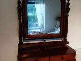 Drejeligt spejl med 2 skuffer