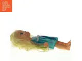 Dukke med langt gult hår og kjole (str. 32 cm) - 3