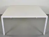 Konferencebord med hvid plade og hvidt stel - kvadratisk - 3