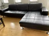Chaiselong sofa i sort skind