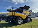 New Holland CR9.90 Tracks 34" 4 WD - 3