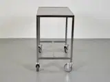 Rullebord i stål med en hylde - 2
