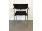 Radius cirkum konference- og mødestol i sort polster sæde og sort armlæn/ryg, fra randers - 3
