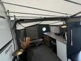 Fast ligger dethleffs campingvogn på Jambo - 2