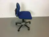Duba kontorstol med blåt polster og lav ryg - 2