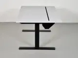 Holmris hæve-/sænkebord med grå laminat og kabelbakke, 120 cm. - 2