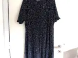 Zhenzi mørkeblå kjole i elastisk materiale. Str 50