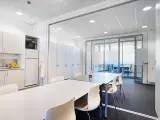 Moderne kontorer/showroom med eget glastårn som indgang - 4