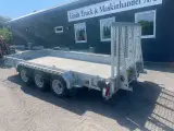 Fin Nugent 3 akslet maskintrailer sælges - 2