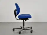 Häg kontorstol i blå, med grå understel - 2