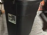 sort 110 liter skraldespand på hjul