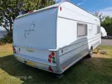 2010 - Tabbert Puccini 560 UEB 250   LÆKKER CAMPINGVOGN MED ENKELTSENGE, BRUSEKABINE OG STORT TOILETRUM - 2