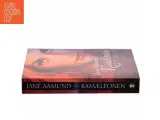 Kamæleonen : roman om en kvinde, der er farlig for mænd, men farligst for sig selv af Jane Aamund (Bog) - 2