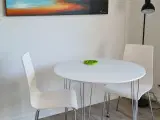 Spisebord med 2 stk stole