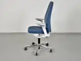 Kinnarps capella white edition kontorstol med blåt polster og armlæn - 2