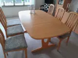 Velholdt spisebord m. 6 stole