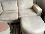 Chaiselong sofa med puf