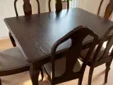 Antik spisebord og 8 stole samt skænk