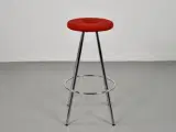 Martela barstol med rødt polster på sædet og krom stel - 2
