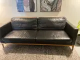 Mørkebrun sofa med egeben 